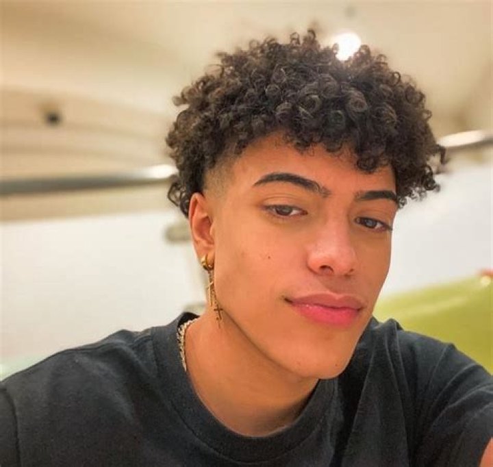 DerekTrendz Height, Weight, Age, Girlfriend, Family, Biography