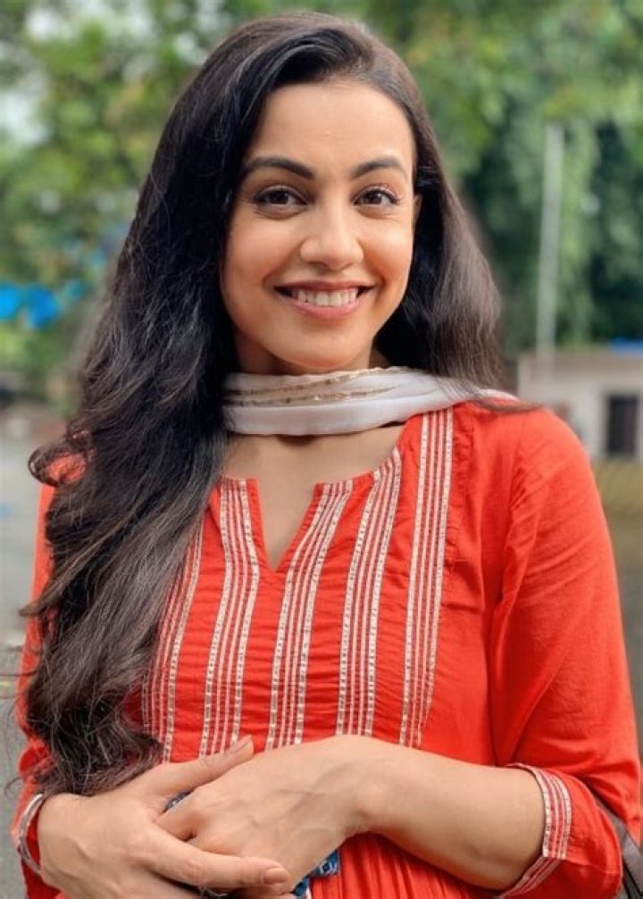 Esha Kansara Height, Weight, Age, Body Statistics