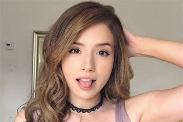 Pokimane Height, Weight, Age, Boyfriend, Family, Facts, Biography