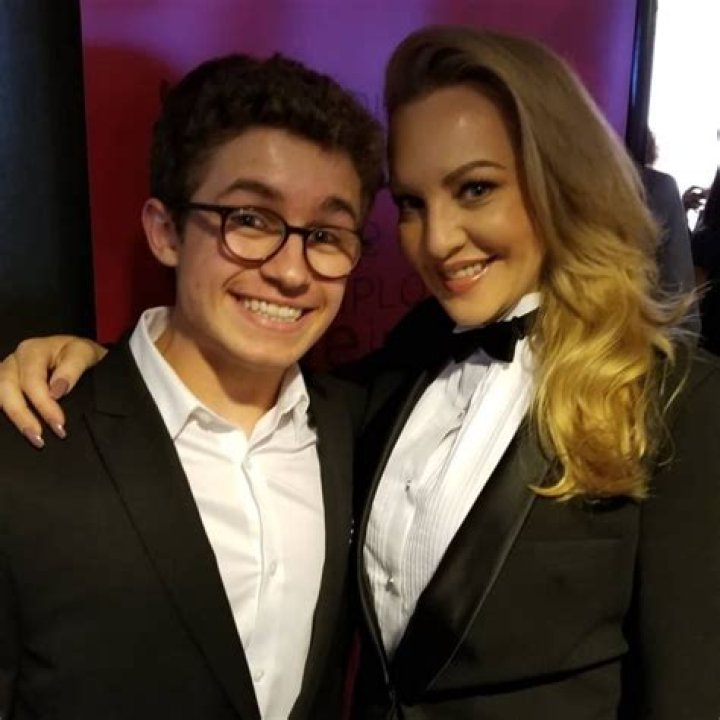 Wendi McLendon-Covey Height, Weight, Age, Spouse, Family, Biography