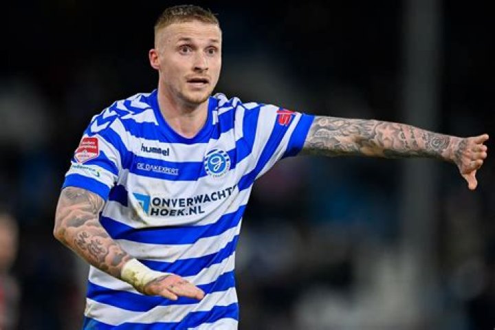 Who is Alexander Buttner Dating Now?