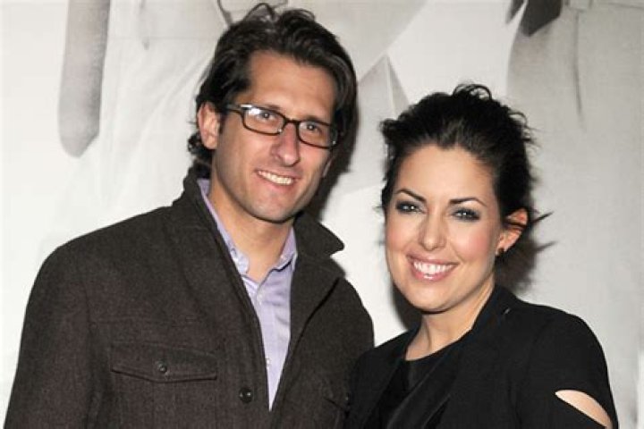 Who is Bobbie Thomas Dating Now?