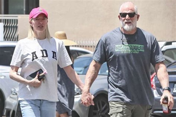Who is Hotelshrimp Dating Now?