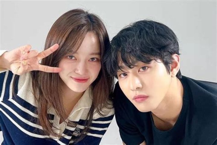 Who is Kim Se-jeong Dating Now